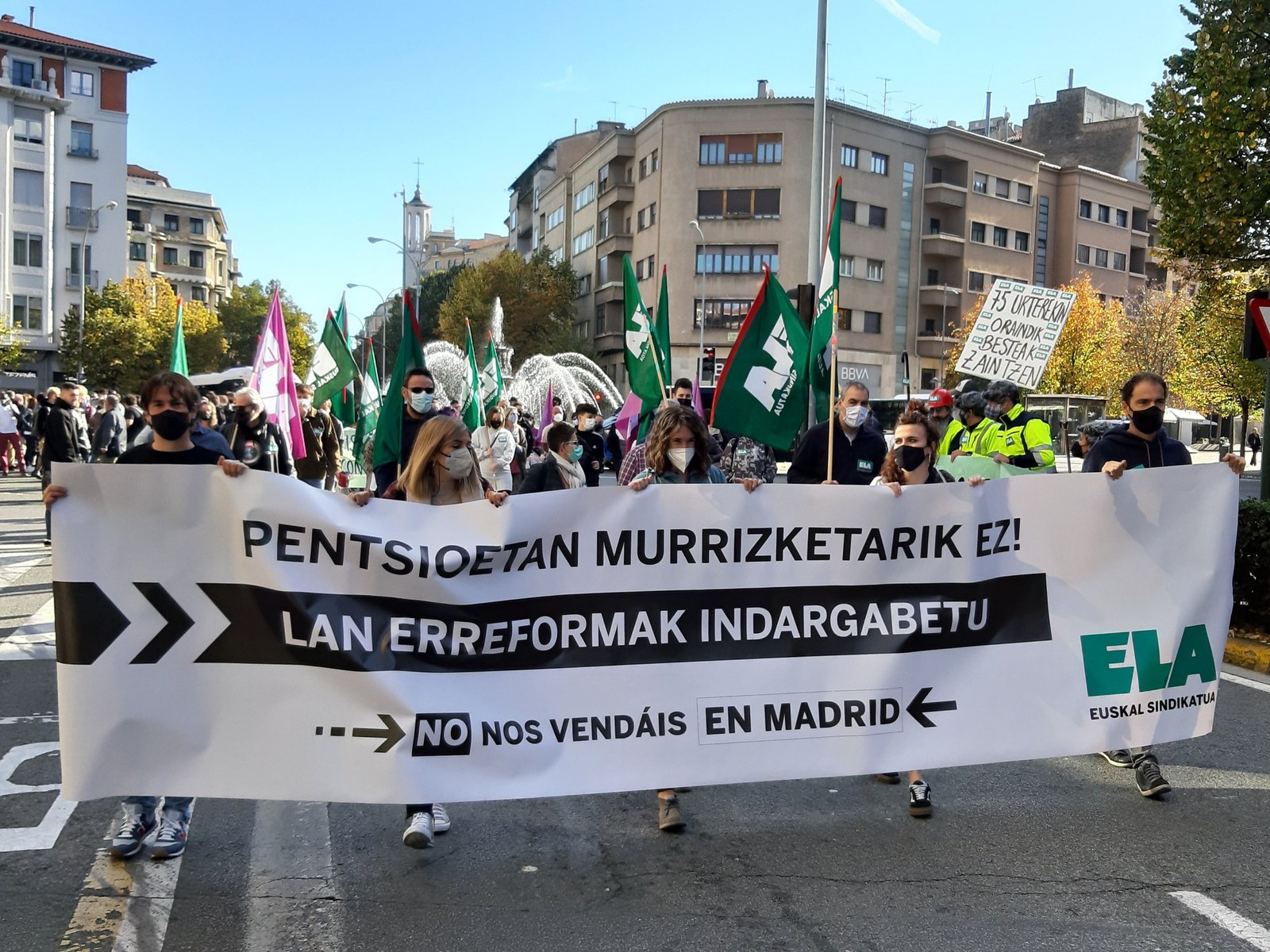 Ehunka lagun atera dira kalera Geroa Bairi (EAJ), Bilduri eta Podemosi pentsioak murriztea galarazteko eskatzeko