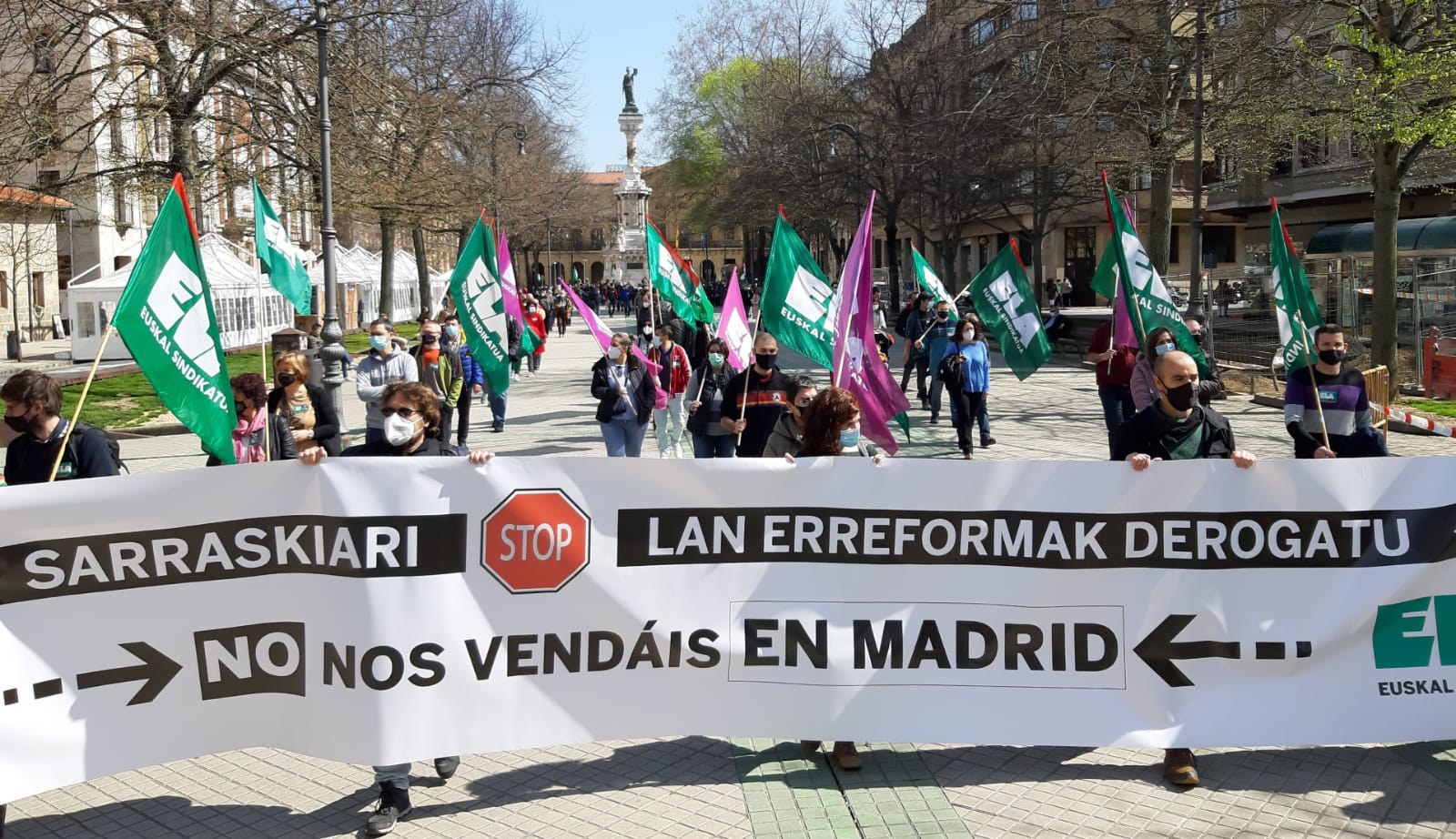 Ehunka lagunek lan erreforma eta negoziazio kolektiboaren erreforma bertan behera uztea eskatu dute Iruñean, ELA, CIG eta Intersindical sindikatuen artean deitutako mobilizazioen harira