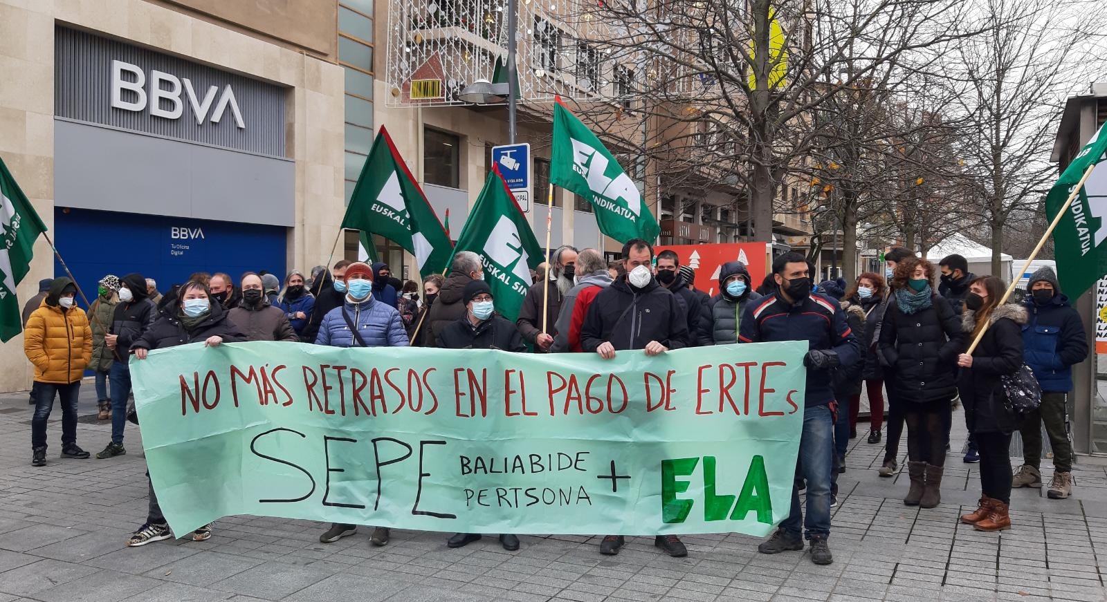 ELAk elkarretaratzea egin du Iruñean SEPEk ABLEen ordainketan dituen atzerapenak salatzeko eta bitarteko eta langile gehiago eskatzeko