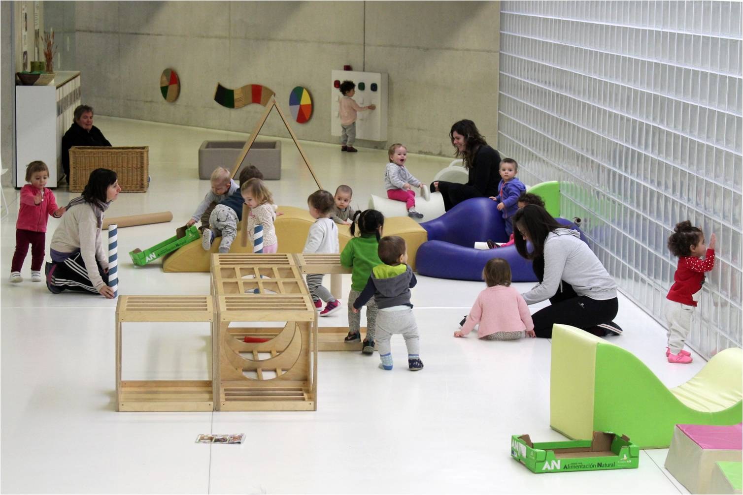 ELAk Iruñeko haur eskoletako langileak animatzen ditu greba deialdiarekin bat egitera