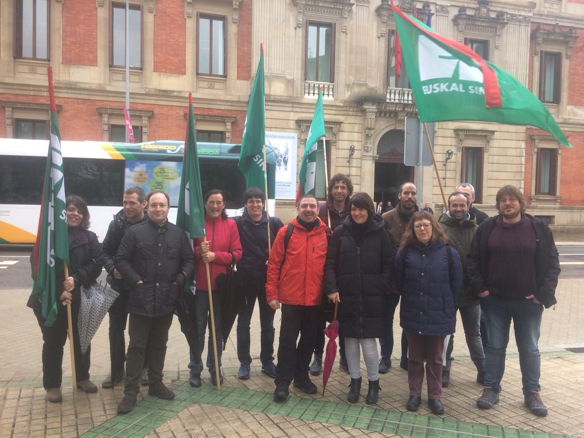 ELA, LAB eta CCOOen lanari esker azpikontratatutako enpresetako lan baldintzak hobetuko dituen Kontratu Publikoen Legea onartu da Nafarroan