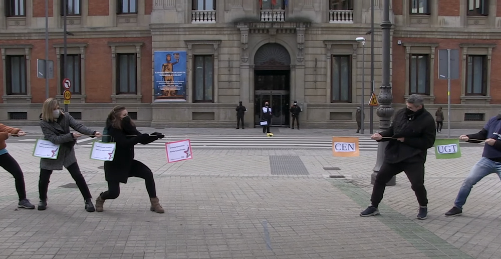 BIDEOA (Ahotsa.info) | ELAk Nafarroako Gobernuaren aurrekontuak eta politika fiskala salatu ditu parodia baten bidez