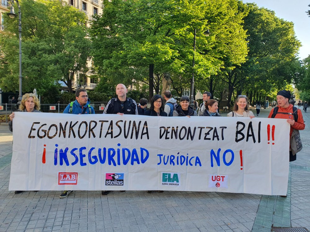 Elkarretaratzea egin da Nafarroako Parlamentuaren aurrean hezkuntza publikoko irakasleak egonkortzeko negoziazioa eskatzeko