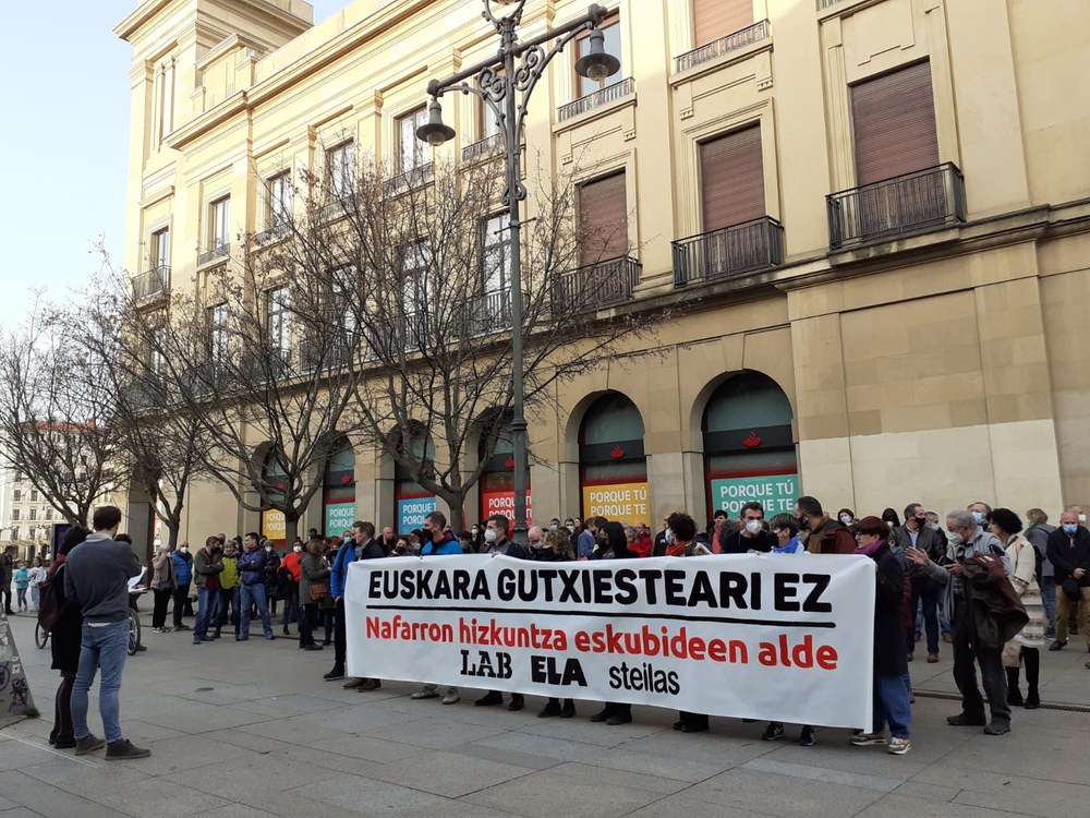 Nafarroako Gobernuaren Euskararen Dekretua hizkuntza eskubideen garapenean atzera pauso bat dela salatzeko elkarretaratzea