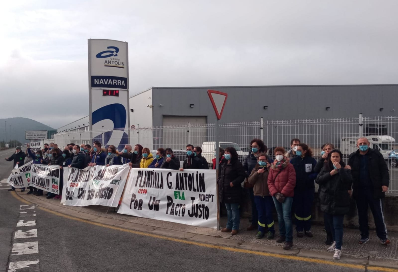 Grupo Antolín enpresako langileek masiboki erantzun diote ELAk, CCOOk eta ordezkari independente batek lan-baldintzak hobetzeko deitutako txandako 2 orduko lanuzteei