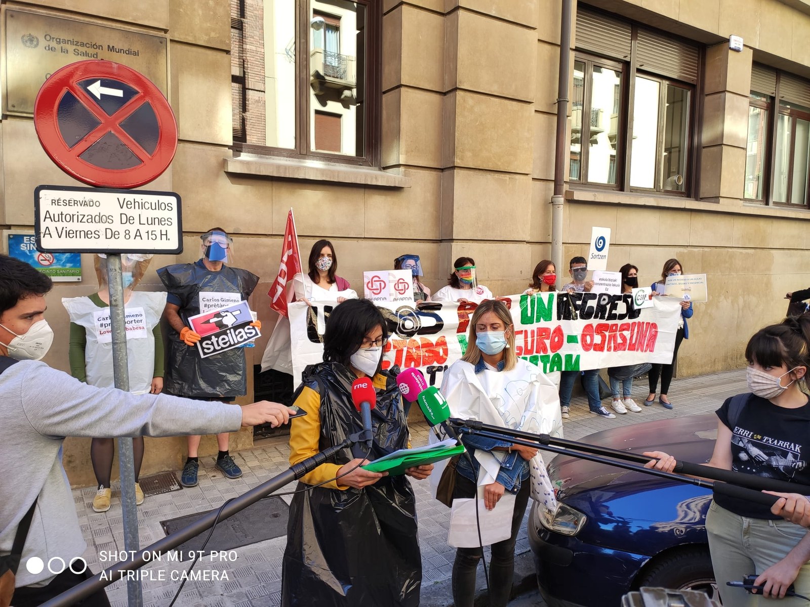 Hezkuntza Komunitatearen Foroa  Nafarroako Osasun Publikoaren eta Lan Osasunaren Institutuaren egoitzaren aurrean elkarretaratu da