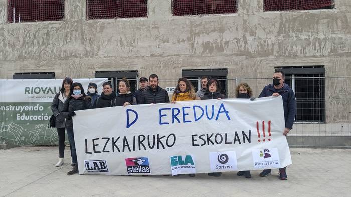 Iruñeko Lezkairu auzoko eskolan D eredua zabaltzea eskatzeko elkarretaratzea egin da