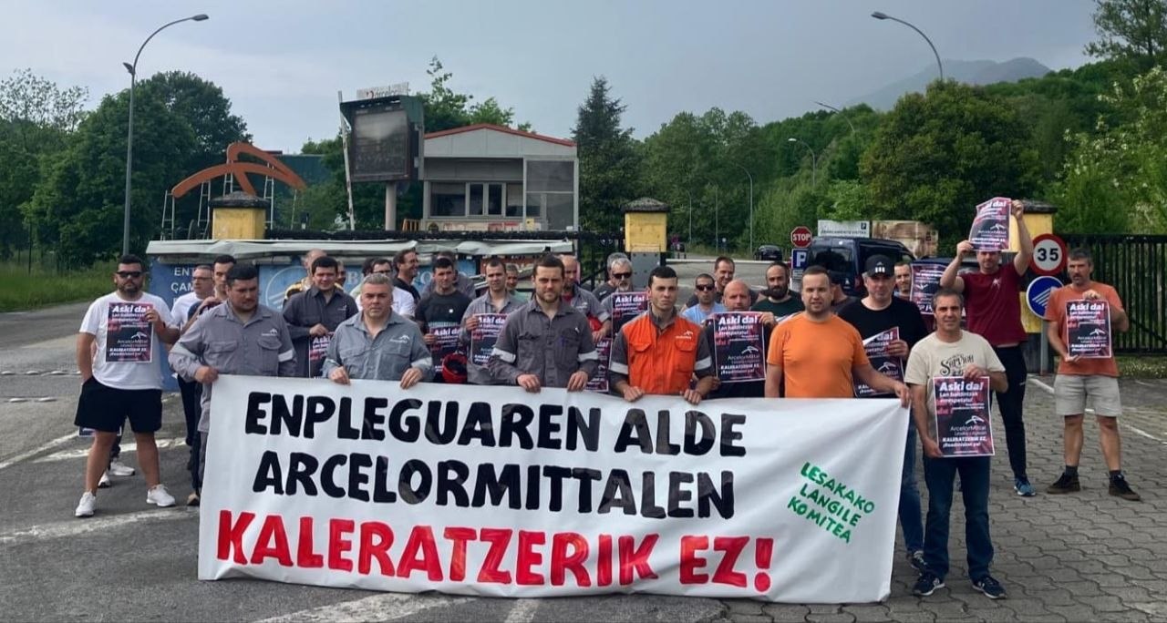 Langileek ekoizpena gelditu dute lankide baten kaleratzea salatzeko