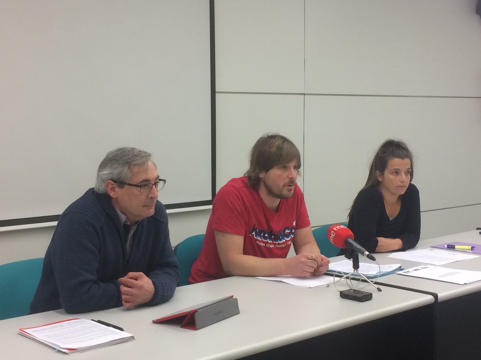 Nafarroako kontratu publikoen legean lan-baldintza duinak bermatzeko klausulak ezartzearen alde agertu dira ELA, LAB eta CCOO