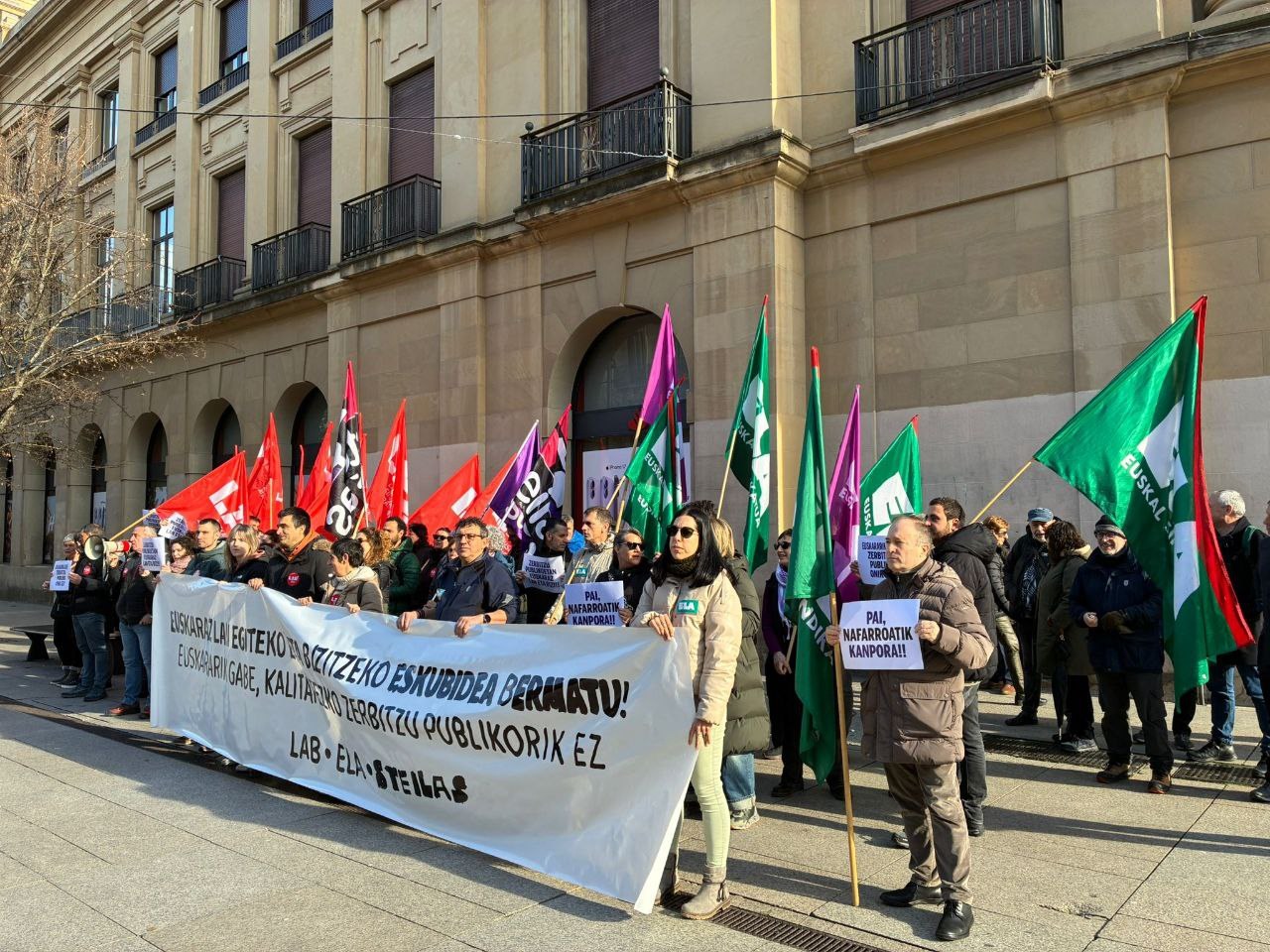 Nafarroako sektore publikoan euskaraz lan egin eta zerbitzua jasotzeko eskubidea bermatzea aldarrikatu dute langile publikoek