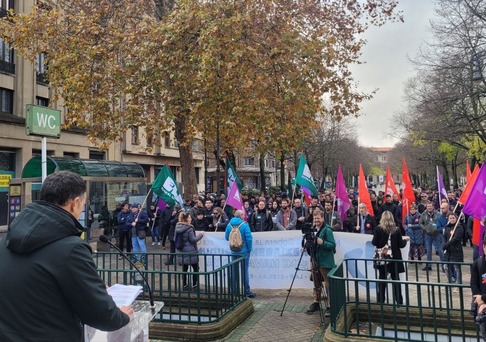 Ordezkari sindikalek giza kate batekin lotu dituzte Gobernua eta Parlamentua nafar Gutxieneko Soldataren alde