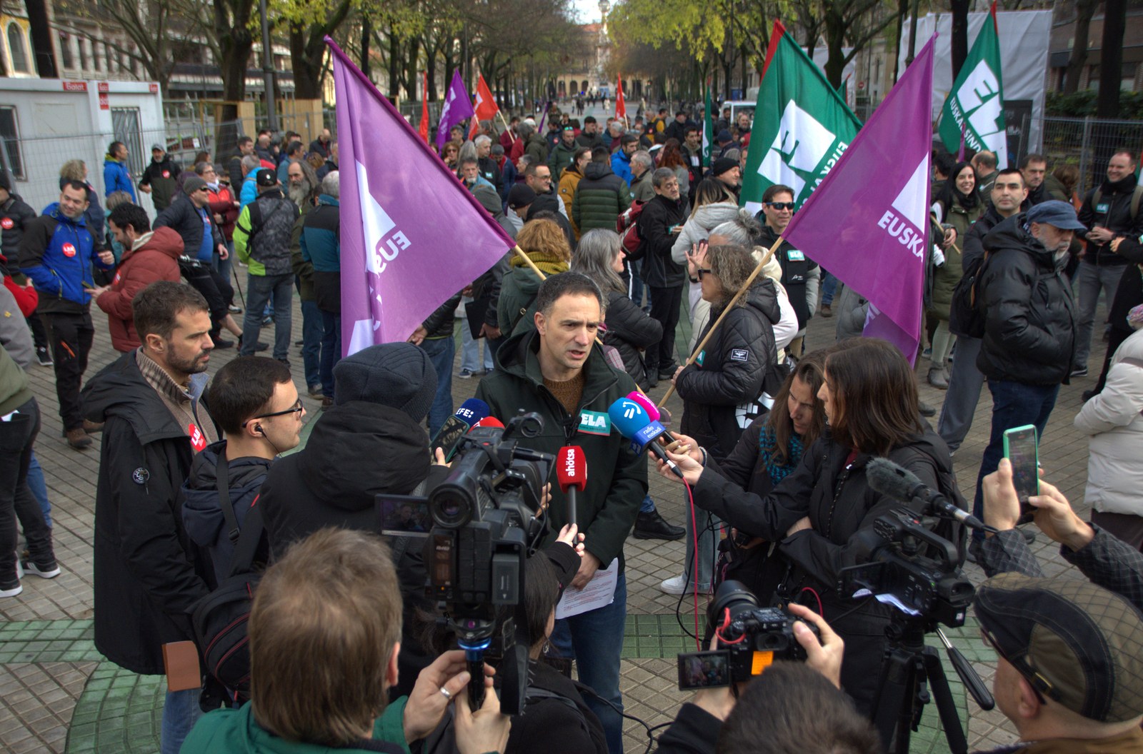 Ordezkari sindikalek giza kate batekin lotu dituzte Gobernua eta Parlamentua nafar Gutxieneko Soldataren alde