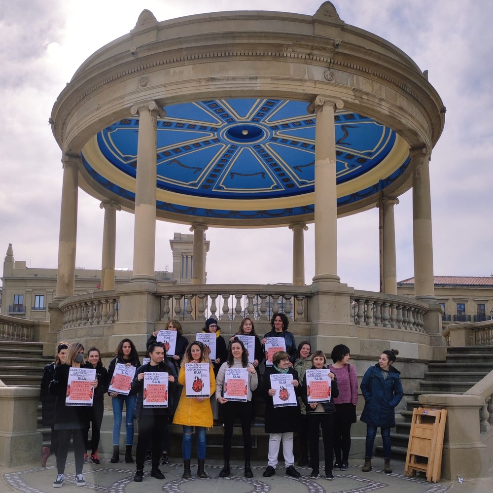 "Zapaltzen gaituen sistemari sua, antolakuntza feminista gure garra" lelopean martxoaren 8an egingo diren mobilizazioak aurkeztu dira Iruñean