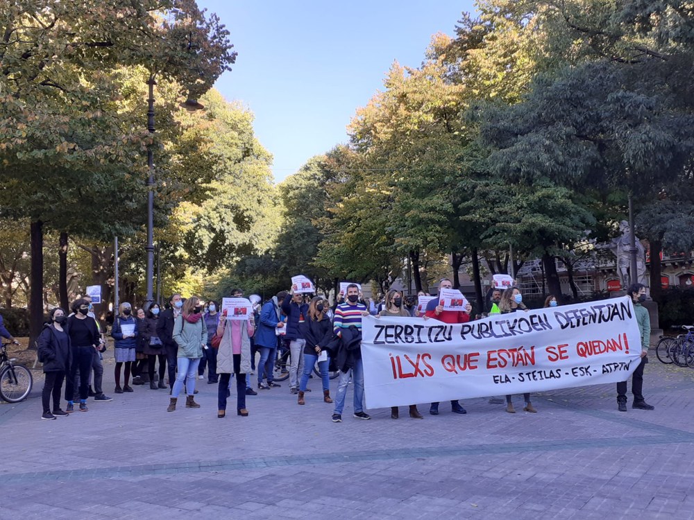 'Zerbitzu publikoen defentsan, lxs que están se quedan' lelopean, ELA, STEILAS eta ESK sindikatuek, ATPTN interinoen elkartearekin batera, elkarretaratzea egin dute gaur Parlamentu aurrean