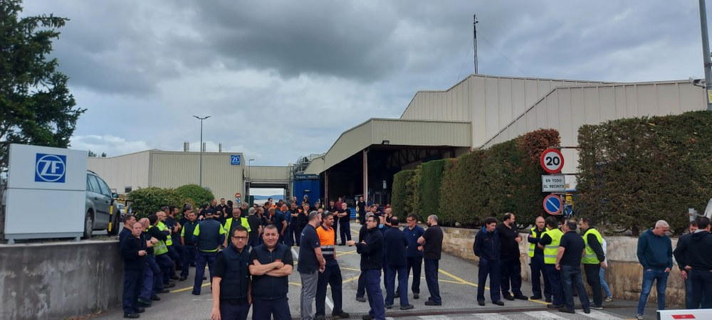 ZF-TRW Landabengo langileek elkarretaratzea egin dute enpresaren kudeaketa txarragatik protesta egiteko