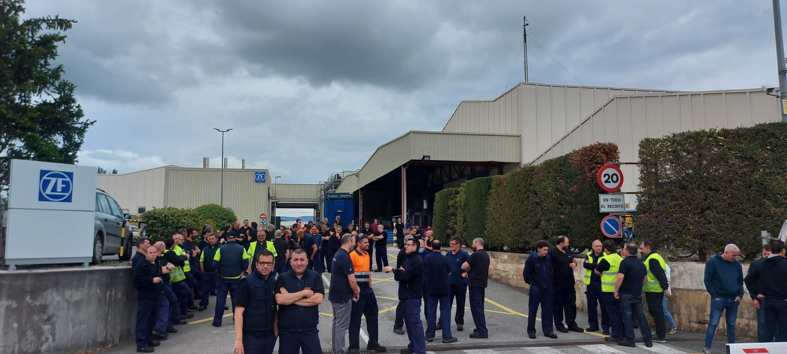 ZF-TRW Landabengo langileek elkarretaratzea egin dute enpresaren kudeaketa txarragatik protesta egiteko