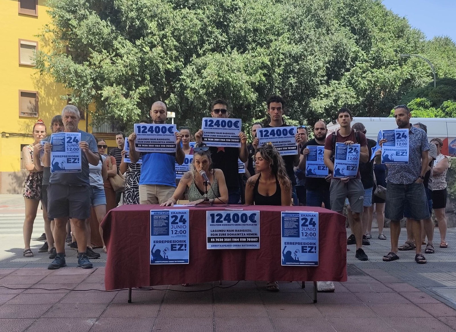 ELAk babesa eman die Arrotxapean pikete batean parte hartzeagatik isunak jaso dituzten herritarrei