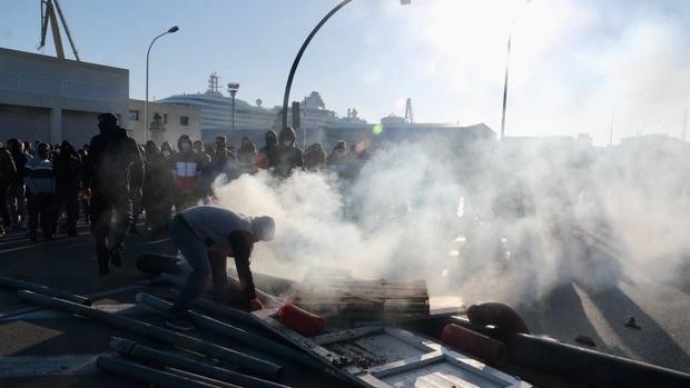 ELAk elkartasuna adierazten die Cadizeko metaleko langileei, hitzarmena lortzeko borrokan ELAk elkartasuna adierazten die Cadizeko metaleko langileei, hitzarmena lortzeko borrokan