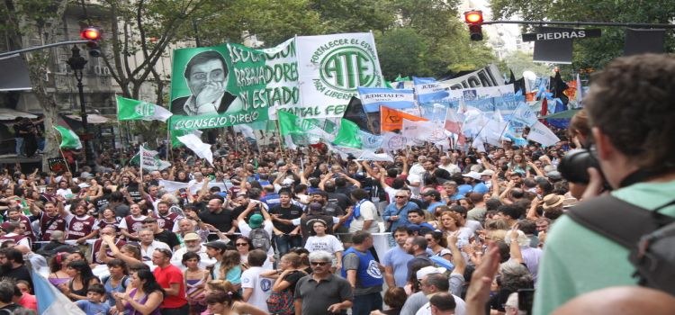 ELAk txalotzen du langileen borrokari esker 2017an Argentinan kaleratuak izan ziren hainbat langile euren lanpostuetara bueltatu izana