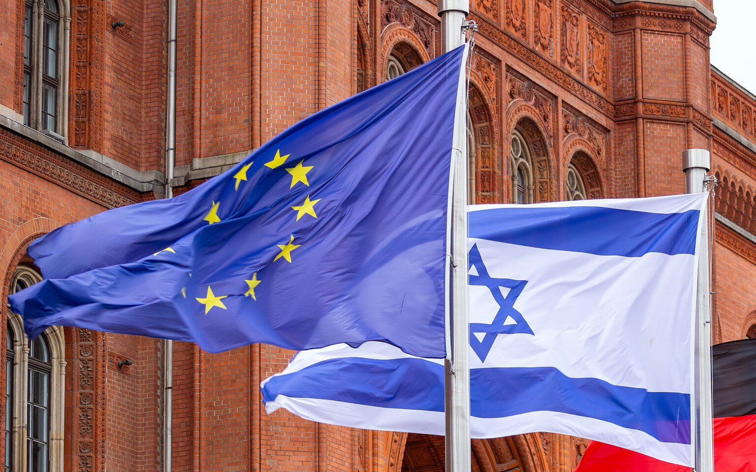 Europako sindikatuek premiazko deia egin dute EBk Israelekin zuen elkartze akordioa bertan behera utz dezan
