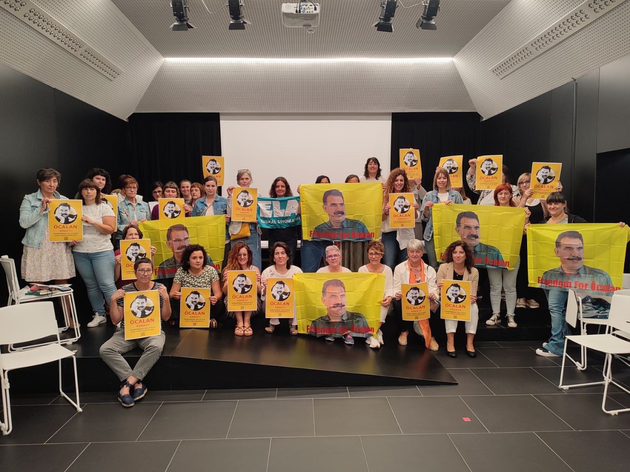 Öcalan askatu! Konponbide politikoa auzi kurduarentzat! Öcalan askatu! Konponbide politikoa auzi kurduarentzat!