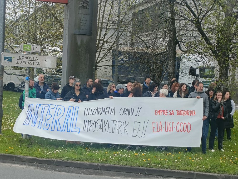 Elkarretaratzea enpresak urtarrilean mahai gainean jarri ziren edukiak ez dituela errespetatzen salatzeko