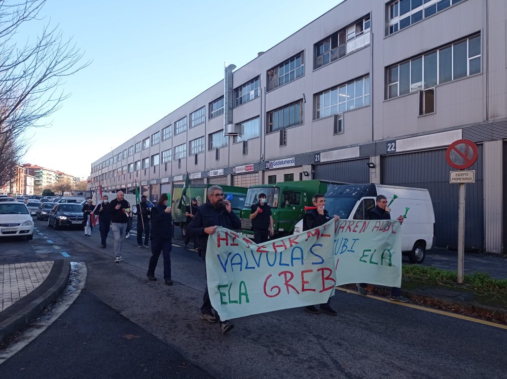 Irungo Válvulas Zubiko langileek greba eta mobilizazio dinamikarekin jarraitzen dute, enpresa-hitzarmena defendatzeko