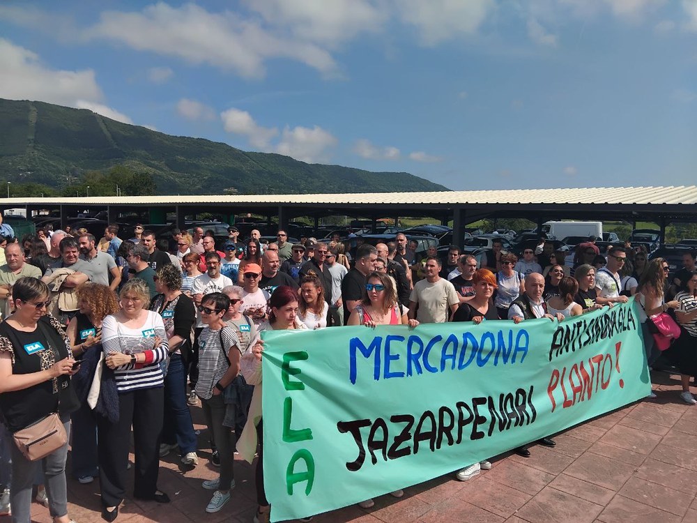 Langileek elkarretaratzea egin dute ELAko lankide baten kaleratzea eta etengabe jasaten duten jazarpena salatzeko