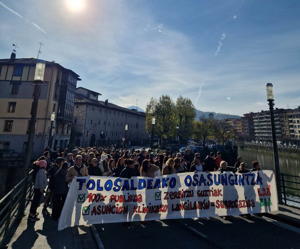 Asunción Klinika publifikatzea eta langileak subrogatzea eskatu dute