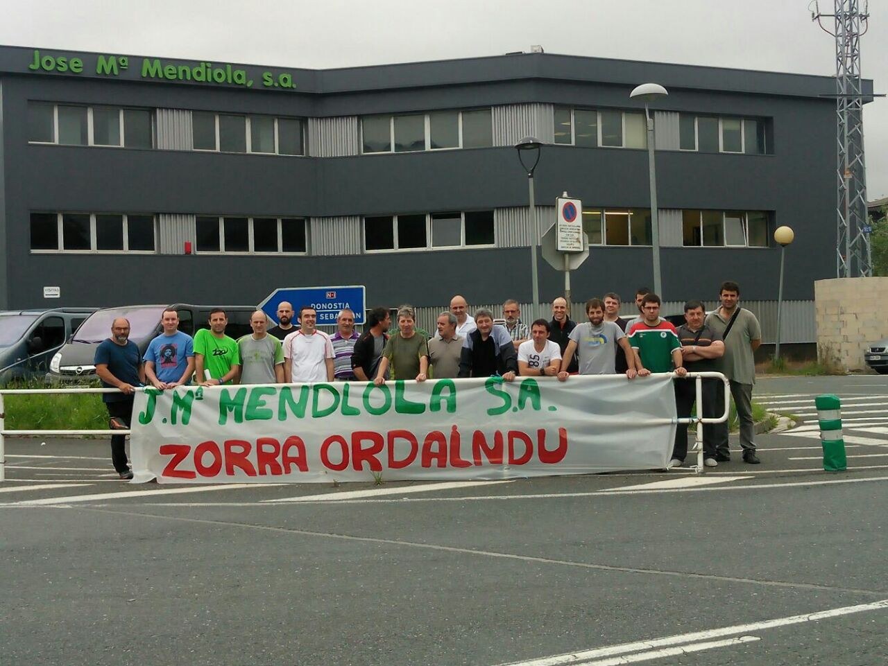 Jose Maria Mendiolako langileek greba mugagabea hasi dute