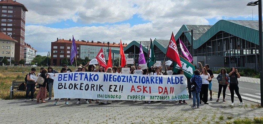 Lan baldintzak negoziatzea eskatu diote Jaurlaritzari, Gasteizen