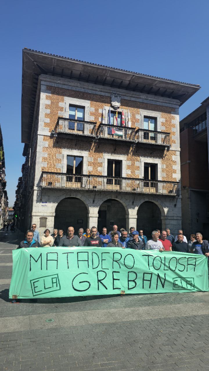 Langileak eta inguruko abeltzain eta harakinak, haserre hiltegiaren egoerarekin