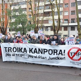Ezinbestekoa da herritarrak EB eta AEB negoziatzen ari diren merkataritza hitzarmenak dakartzan arriskuetatik babestea Ezinbestekoa da herritarrak EB eta AEB negoziatzen ari diren merkataritza hitzarmenak dakartzan arriskuetatik babestea