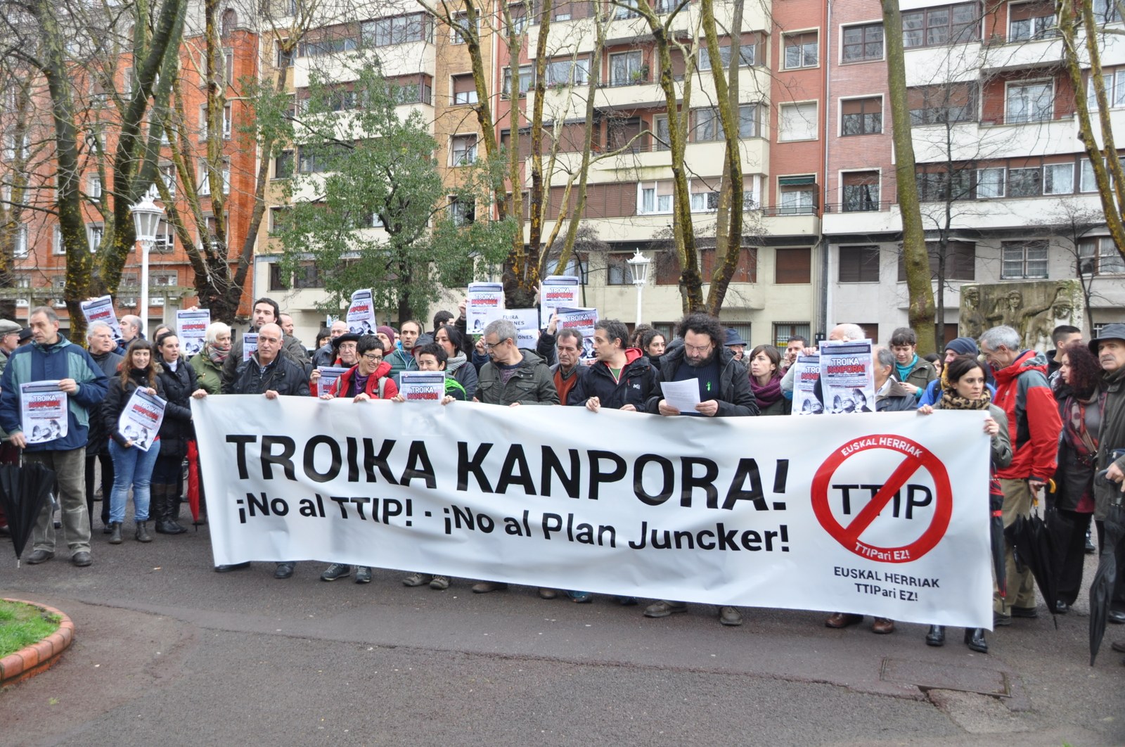 Ezinbestekoa da herritarrak EB eta AEB negoziatzen ari diren merkataritza hitzarmenak dakartzan arriskuetatik babestea Ezinbestekoa da herritarrak EB eta AEB negoziatzen ari diren merkataritza hitzarmenak dakartzan arriskuetatik babestea