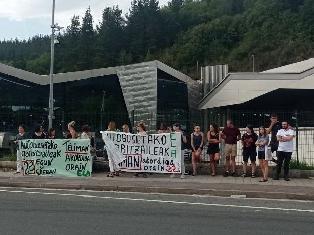 80 egun bete dituzte greban Irizarreko autobusen garbikuntzako langileek