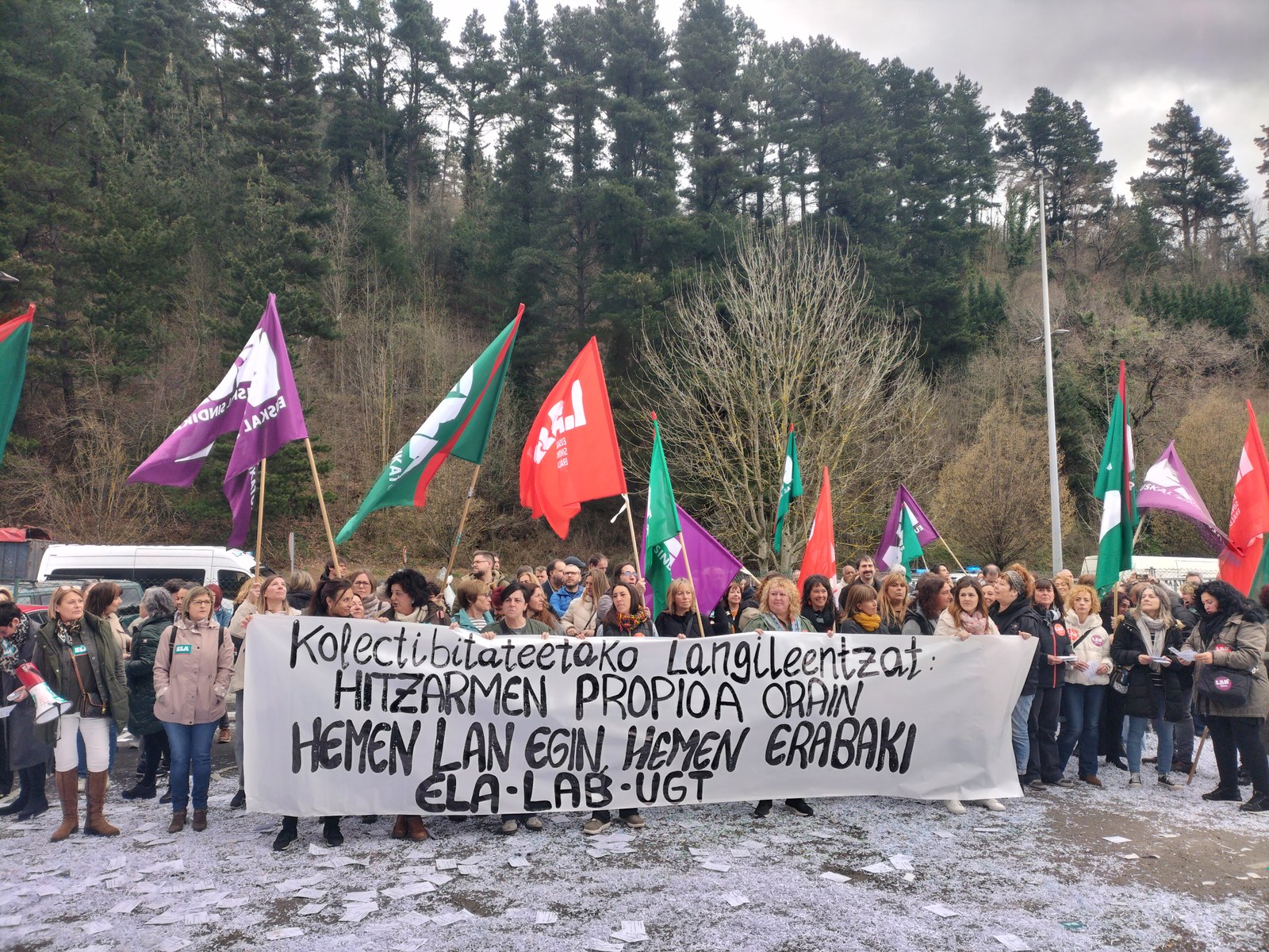 Ausolan enpresan elkarretaratzea egin dute hitzarmen propioa negoziatzea eskatzeko Ausolan enpresan elkarretaratzea egin dute hitzarmen propioa negoziatzea eskatzeko