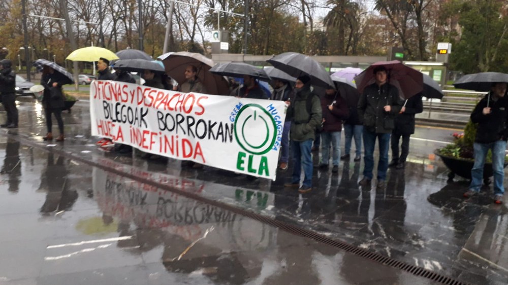 Bizkaiko bulegoetako ordezkariek elkarretaratzea egin dute lan hitzarmenaren alde