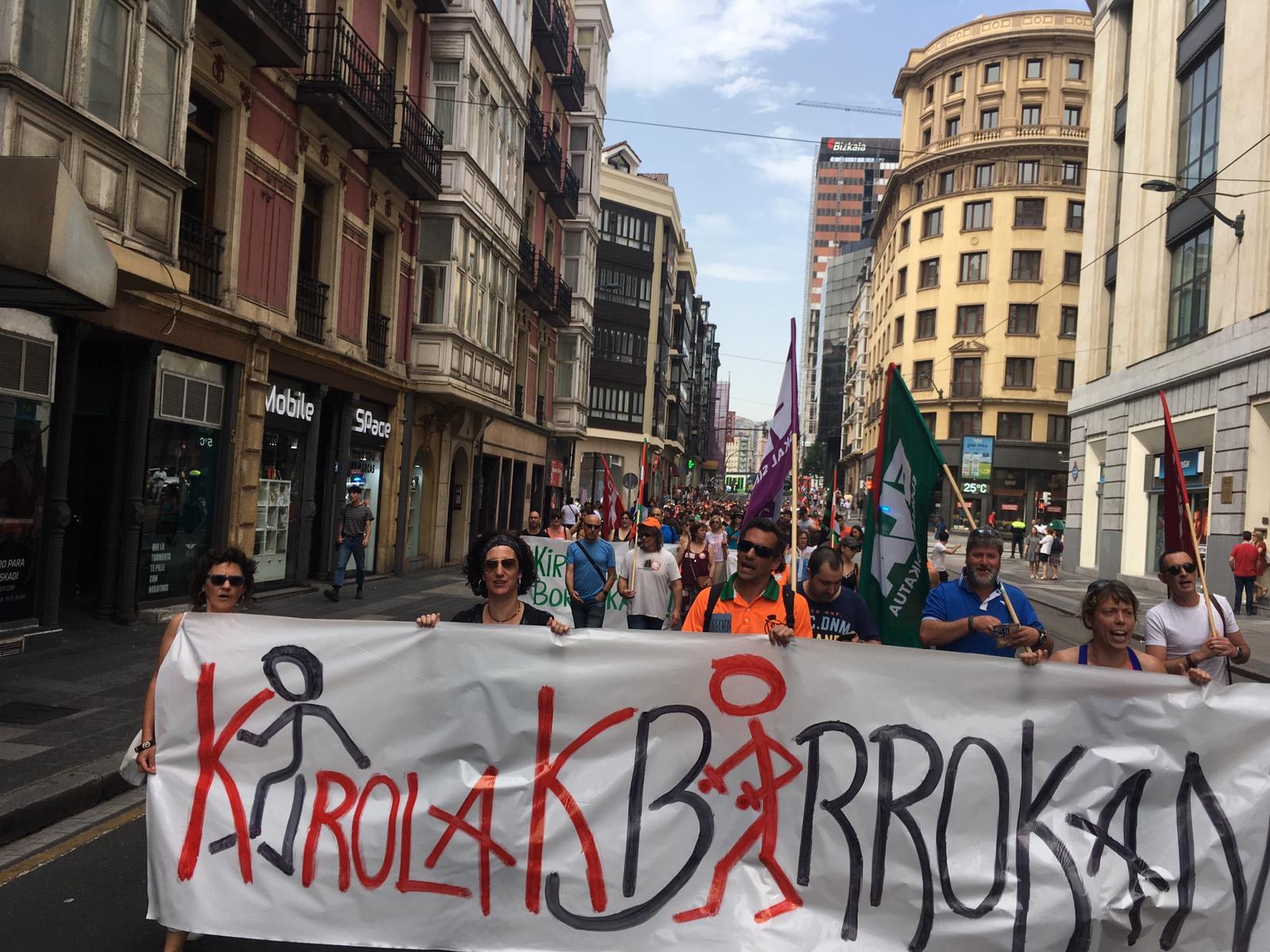Bizkaiko igerileku, kirol zelai eta lokaletako langileak greba egin dute