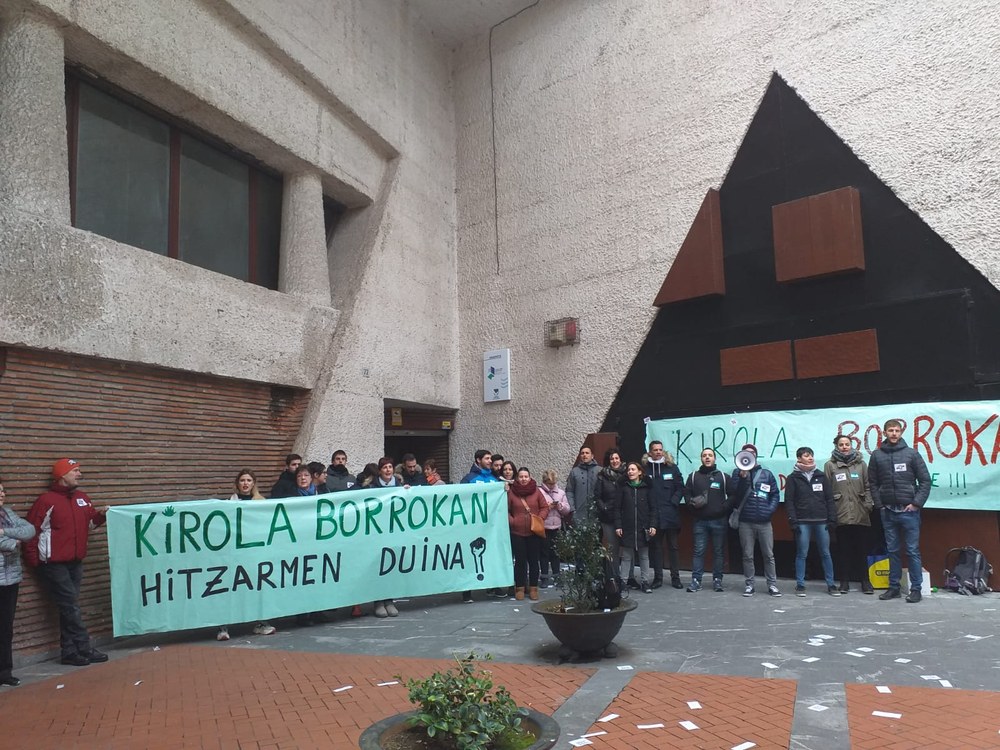 Bizkaiko kirol-lokal eta zelaien sektoreak greban jarraitzen du
