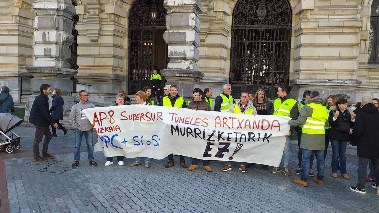 Bizkaiko langileek mobilizazioak hasi dituzte baldintzak kaskartu dizkietelako