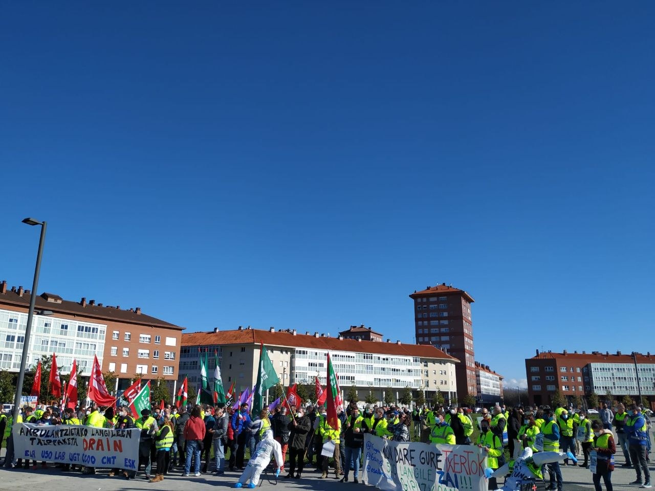 Osakidetzako anbulantzietako langile azpikontratatuei txertoa jartzea exijitu diote Eusko Jaurlaritzari Osakidetzako anbulantzietako langile azpikontratatuei txertoa jartzea exijitu diote Eusko Jaurlaritzari