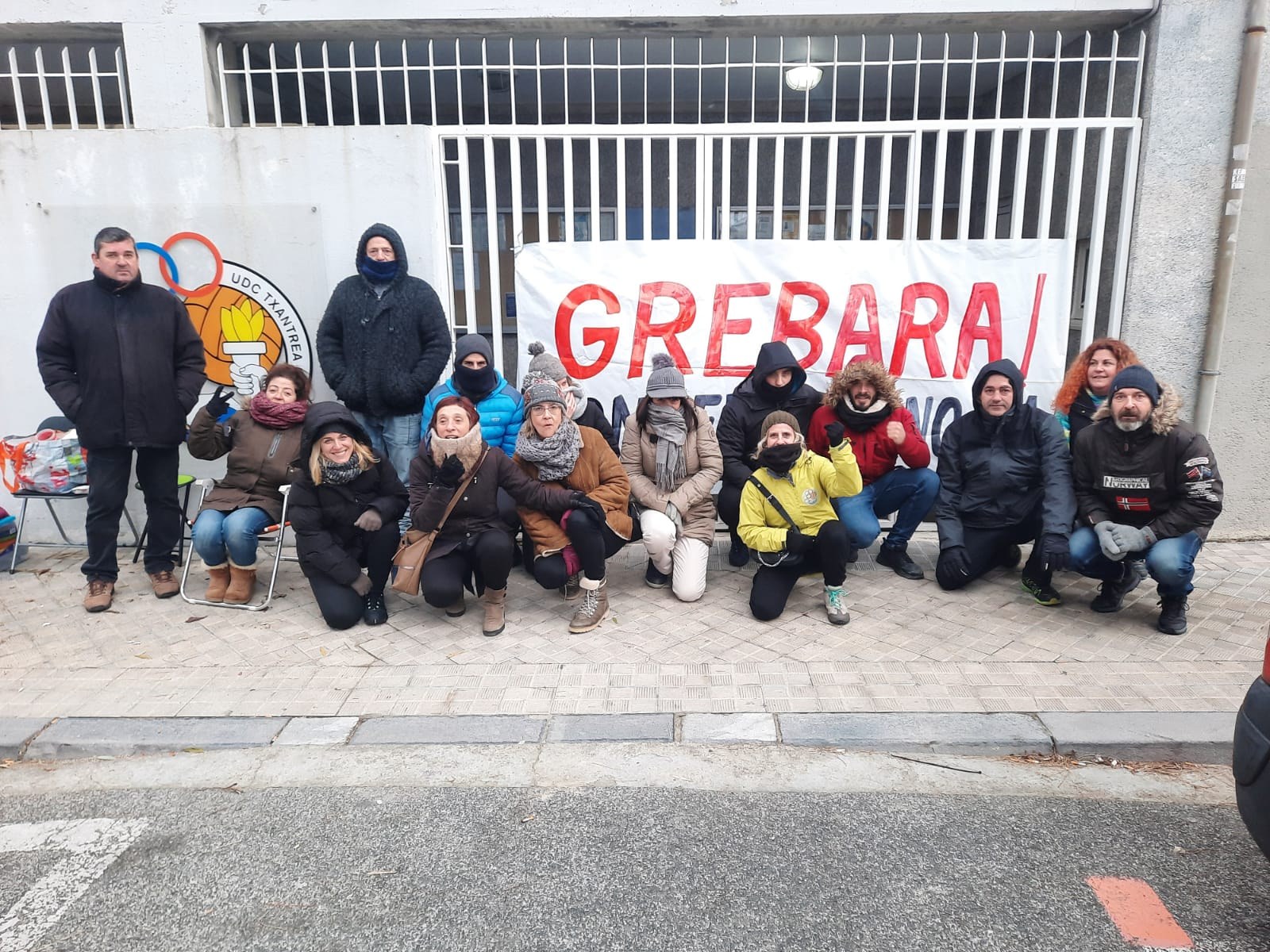 Erabateko jarraipena izan du Txantreako (Iruñea) igerilekuetako lehen greba egunak