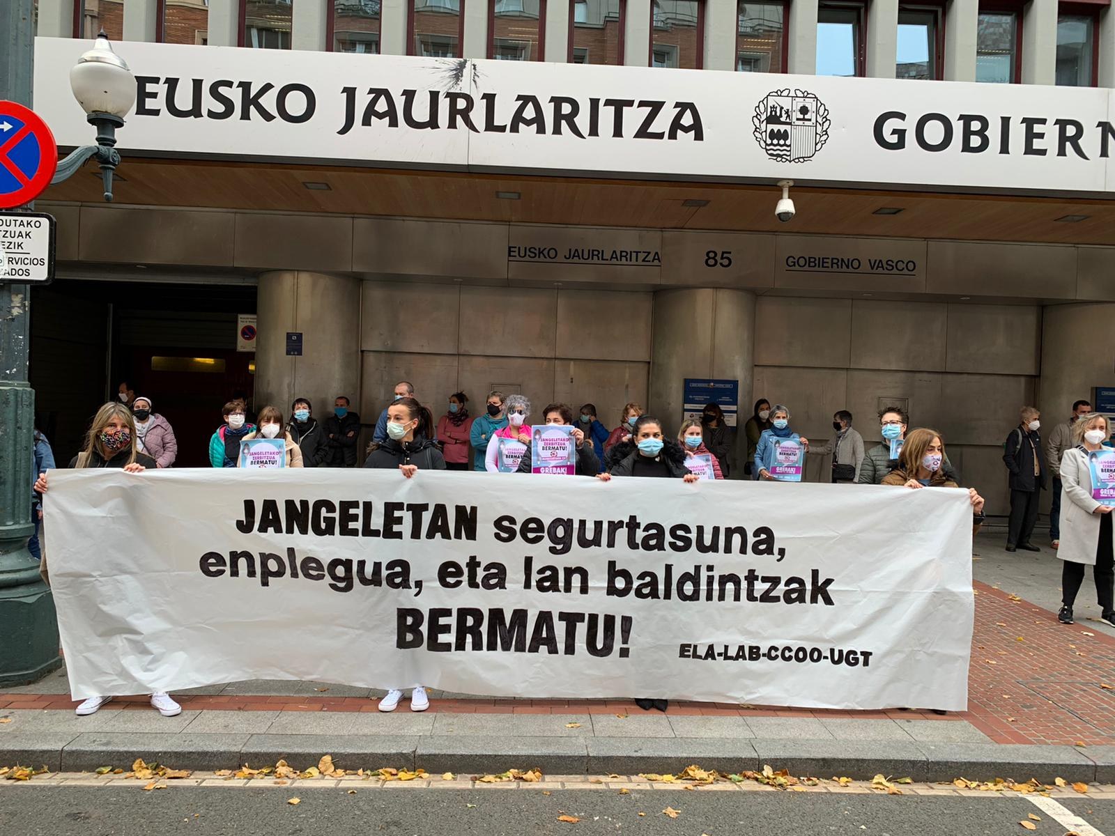 Eskola jantokien grebak jarraipen zabala izan du bigarren egunean ere