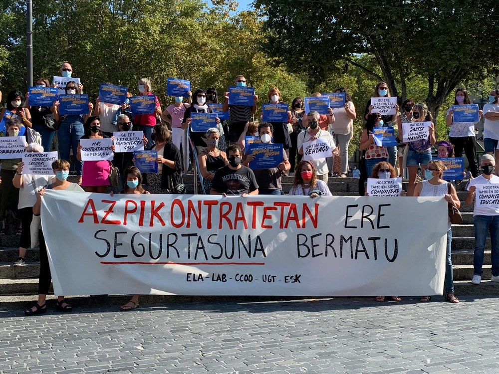 Eusko Jaurlaritzako Hezkuntzako azpikontraten elkarretaratzea, segurtasuneko eta enpleguari eusteko neurriak eskatzeko