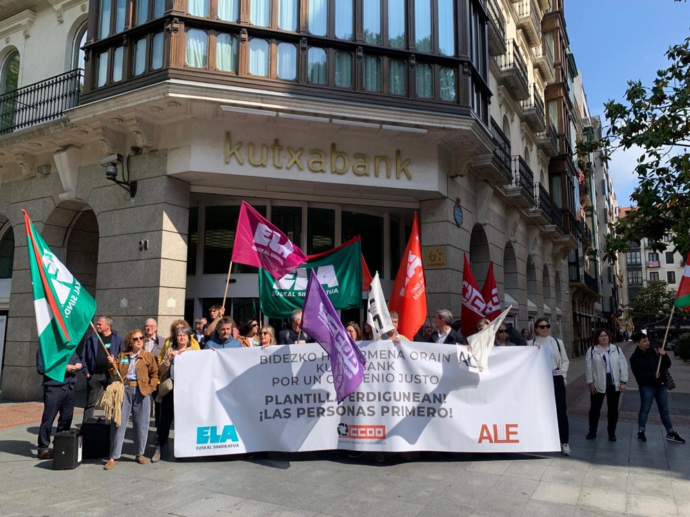 Gehiengo sindikalak elkarretaratzea egin du Bilboko egoitza nagusiaren aurrean