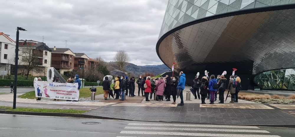 Greba egun berria Gipuzkoako eraikin eta lokalen garbiketan, soldata-arrakala murriztuko duen hitzarmen baten alde