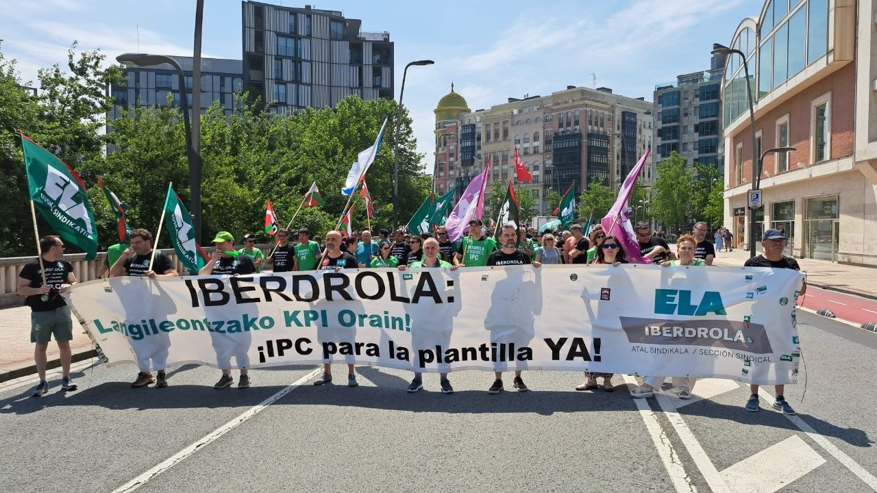 Iberdrolak milioika euro irabazten ditu, baina langileen soldatak izoztuta ditu
