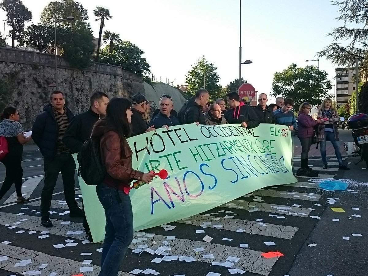 Lan hitzarmenaren aldeko elkarretaratze berria Bilboko Occidental Barceloren hotelaren aurrean