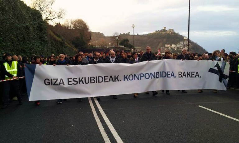 Des dizaines de milliers de manifestants contre la dispersion des prisonniers à San Sebastian