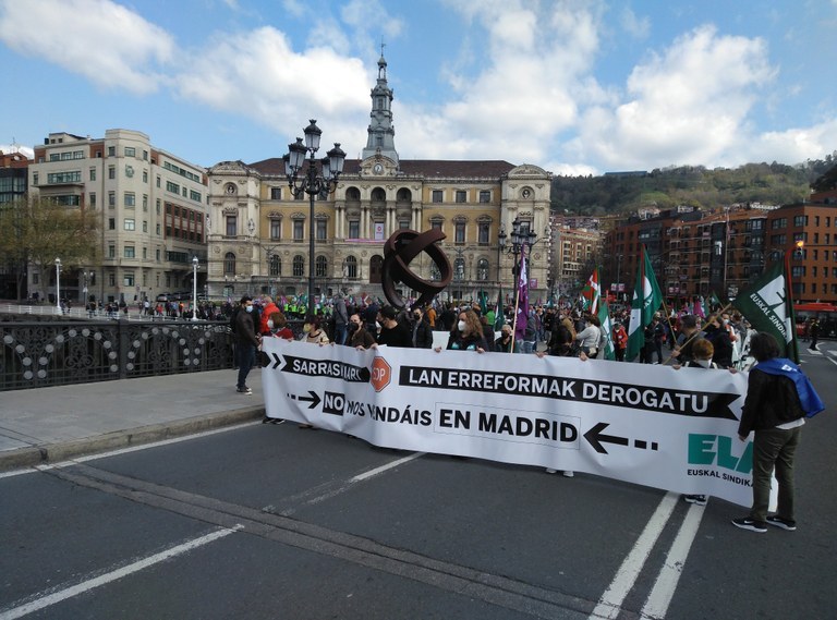 Des milliers de personnes exigent la dérogation des réformes du travail et de la négociation collective en Euskal Herria, Catalogne et Galice